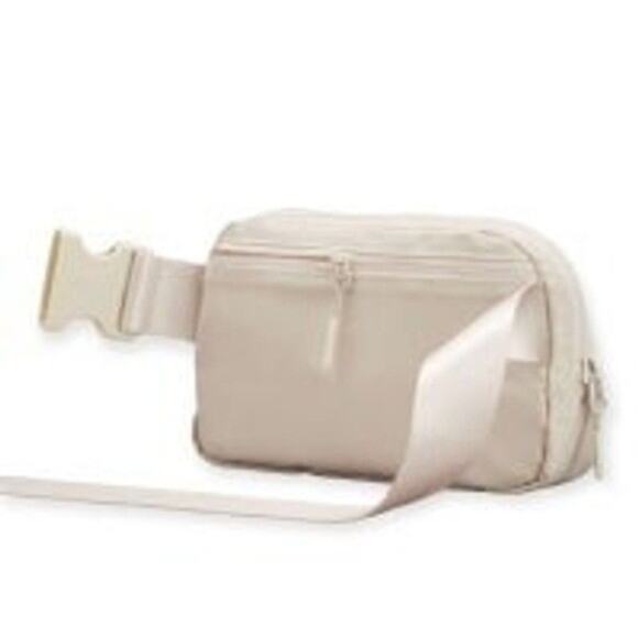 Lululemon Everywhere Belt Bag New with Tags - White